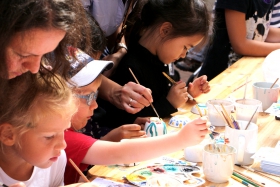 Open-air porcelain painting workshop
