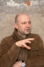 Cikls MĀKSLINIEKS RUNĀ. AINĀRS RIMICĀNS