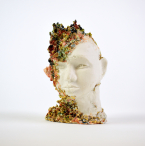 Rīgas Porcelāna muzeja skatlogos skatāma izstāde “Asimetriskas kustības” un Elīnas Titānes mākslas darbi